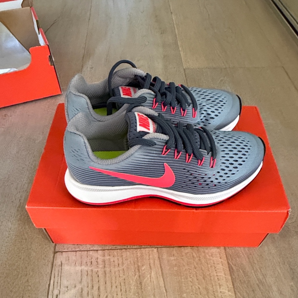 New with tags and box. Nike Zoom Pegasus 34 (GS) in grey and pink